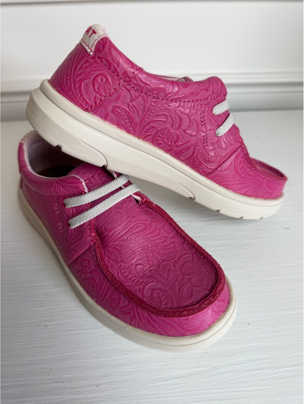 ARIAT GIRLS HOT PINK FLORAL EMBOSSED HILO Slip On Loafer. Leather. Size 1. NWOB